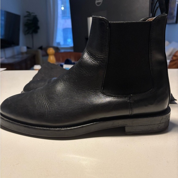 Club Monaco Black Chelsea Boots with Leather Finish and Elastic Side Panels - Picture 9 of 9